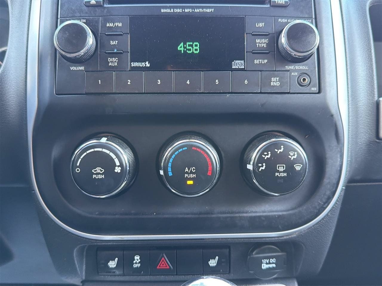 Used 2016 Jeep Compass Latitude FWD image 19