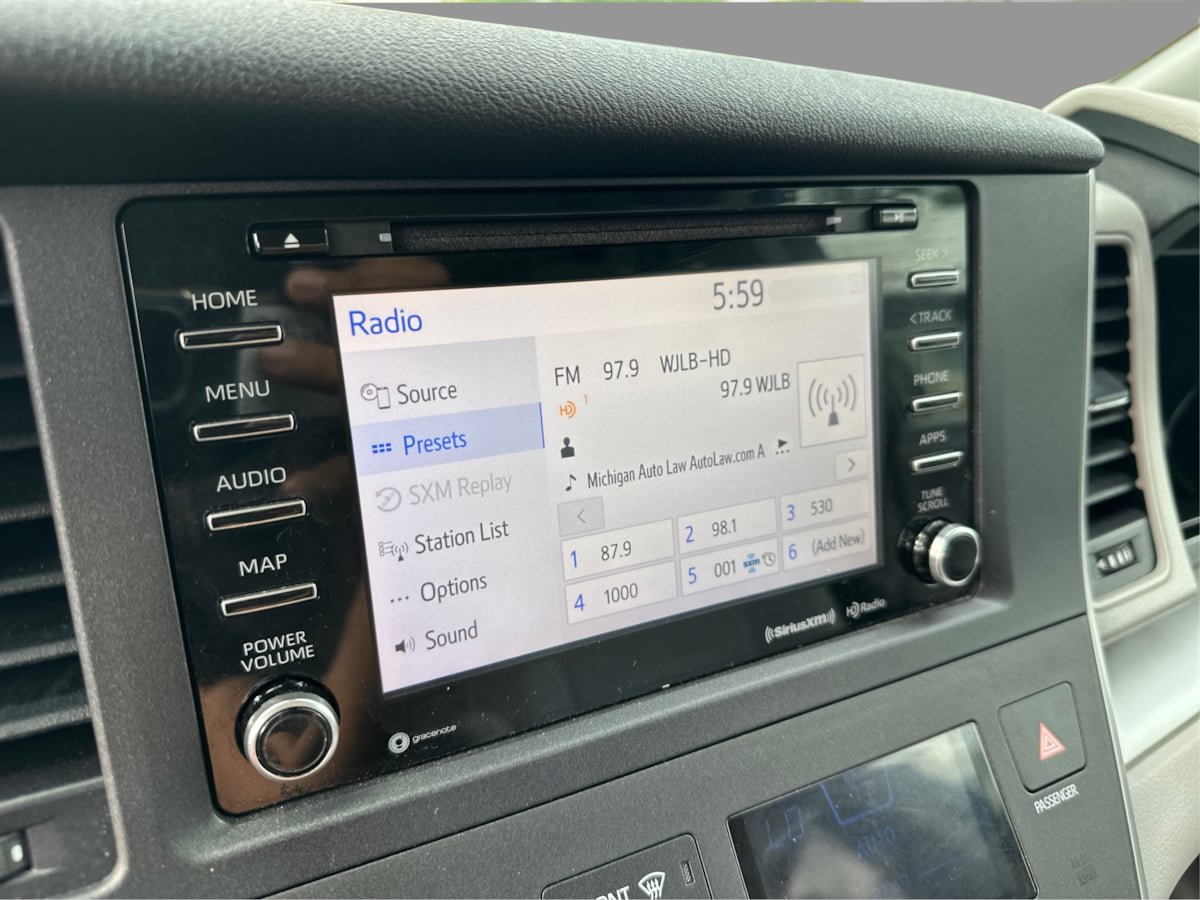 Used 2020 Toyota Sienna LE w/ LE Preferred Package FWD image 47