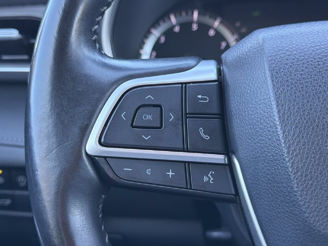 Used 2023 Toyota Highlander XLE AWD/4WD image 30
