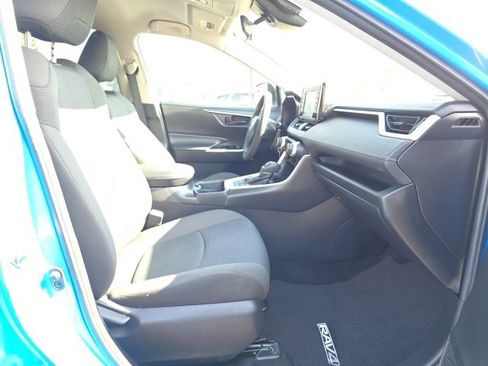 Used 2020 Toyota RAV4 LE w/ Carpet Mat Package image 23