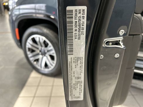 Used 2024 Jeep Wagoneer Series II AWD/4WD image 42
