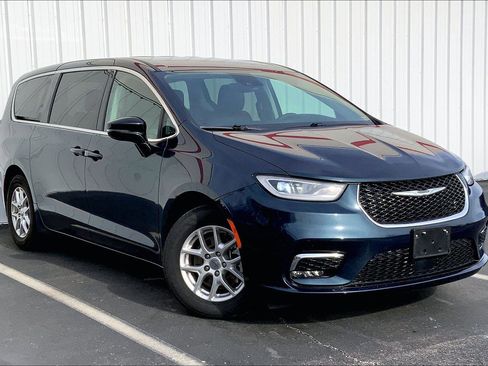 Used 2024 Chrysler Pacifica Touring-L image 2