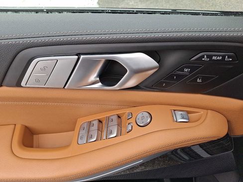 Used 2022 BMW X7 xDrive40i w/ M Sport Package image 9