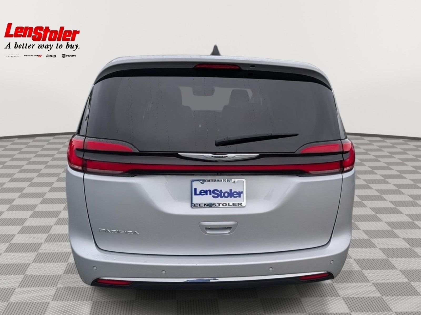 Used 2024 Chrysler Pacifica Touring-L FWD image 4