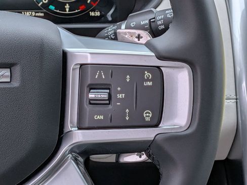 Used 2024 Land Rover Discovery S image 16