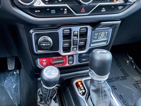 Used 2025 Jeep Wrangler Unlimited Rubicon 4xe w/ Convenience Group AWD/4WD image 10