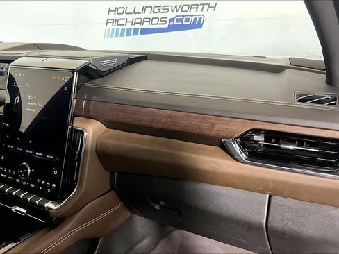 Used 2025 GMC Yukon Denali Ultimate AWD/4WD image 12
