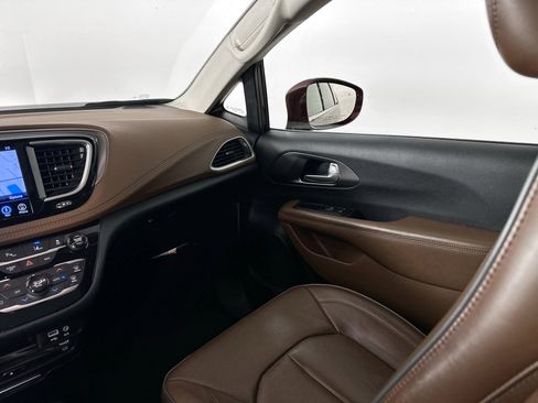 Used 2017 Chrysler Pacifica Limited FWD image 30