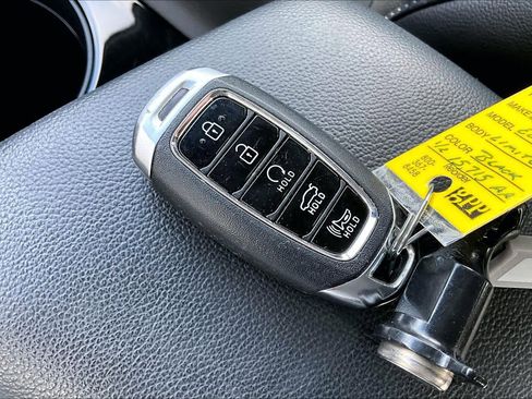 Used 2022 Hyundai Elantra Limited w/ Preferred Accessory Package image 15