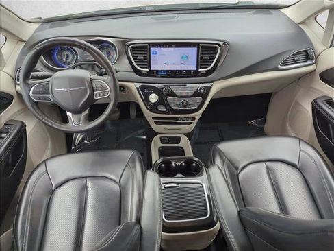 Used 2023 Chrysler Pacifica Touring-L FWD image 18