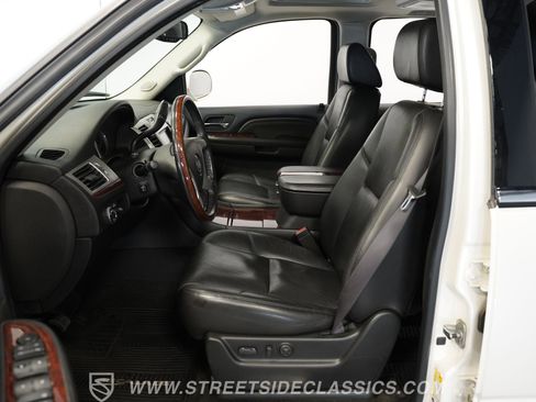 Used 2009 Cadillac Escalade EXT image 3