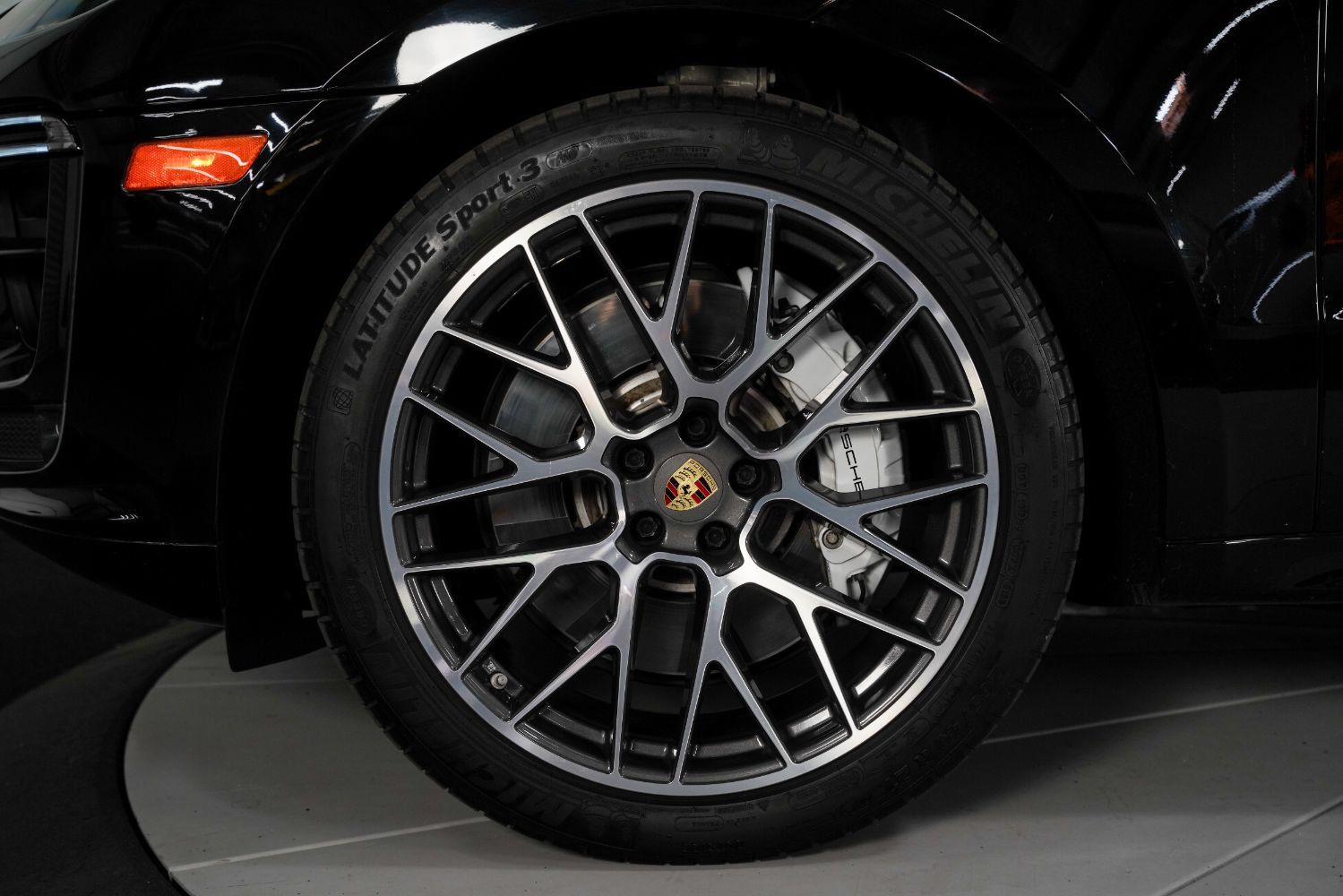 Used 2020 Porsche Macan Turbo AWD/4WD image 16