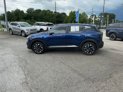 Used 2025 Nissan Kicks SV AWD/4WD image 4