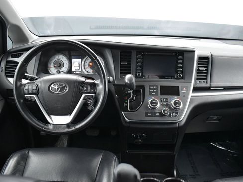 Used 2019 Toyota Sienna SE image 13