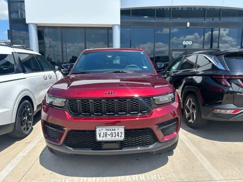 Used 2024 Jeep Grand Cherokee Altitude AWD/4WD image 12