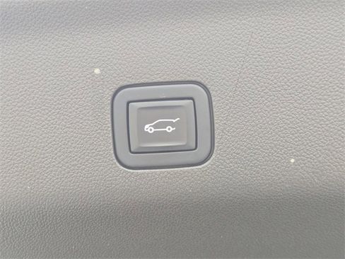 Used 2023 GMC Yukon SLT image 15