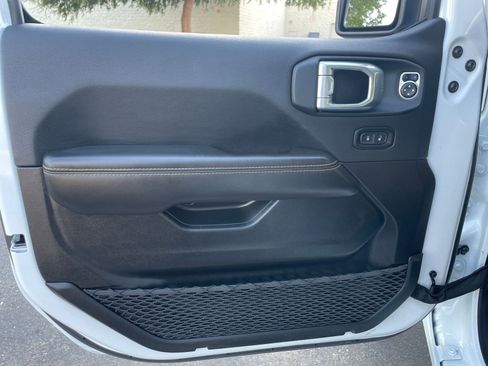 Used 2025 Jeep Wrangler Sahara image 20