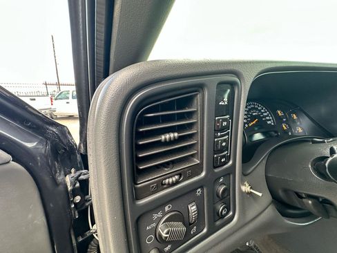 Used 2004 Chevrolet Silverado 2500 LT w/ Skid Plate Package AWD/4WD image 21