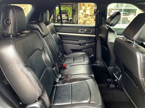 Used 2018 Ford Explorer XLT w/ Equipment Group 202A AWD/4WD image 13