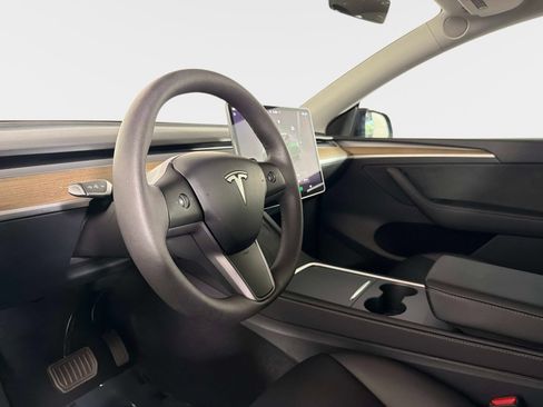 Used 2024 Tesla Model Y Long Range RWD image 39