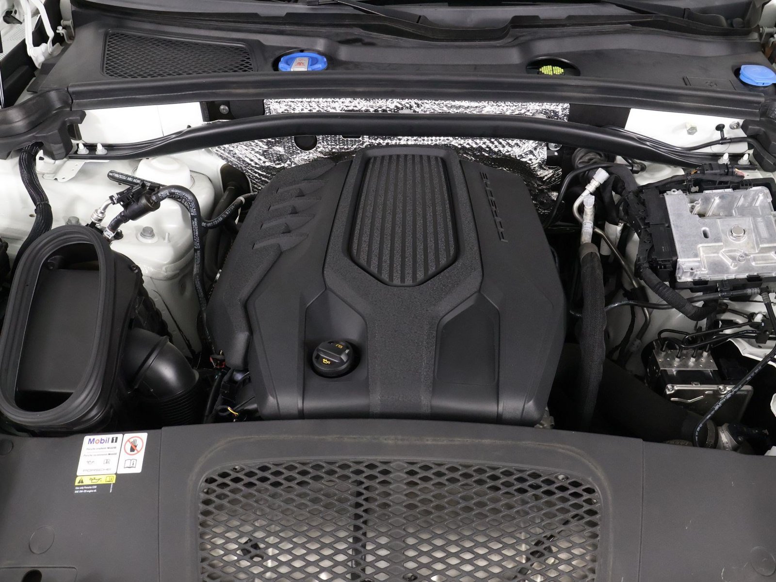Certified 2023 Porsche Macan AWD/4WD image 26
