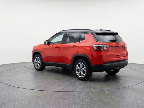 Used 2025 Jeep Compass Latitude AWD/4WD image 6