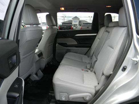 Used 2018 Toyota Highlander Plus AWD/4WD image 18