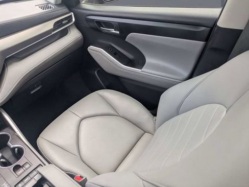 Used 2020 Toyota Highlander XLE FWD image 18