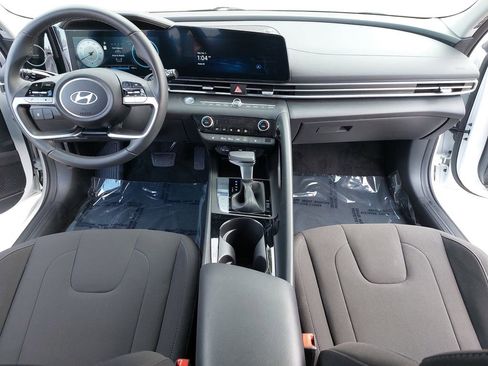 Certified 2025 Hyundai Elantra SEL w/ Cargo Package image 9