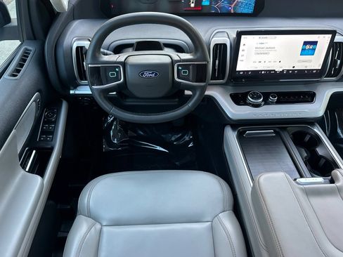 Used 2025 Ford Expedition Active AWD/4WD image 13