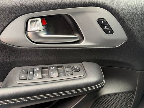 Used 2021 Chrysler Pacifica Touring-L w/ Uconnect Theater Family Group image 39