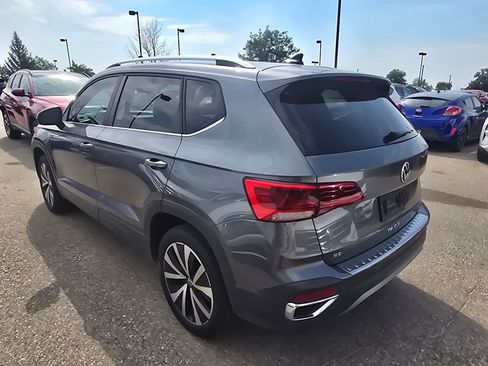 Used 2022 Volkswagen Taos SE FWD image 3
