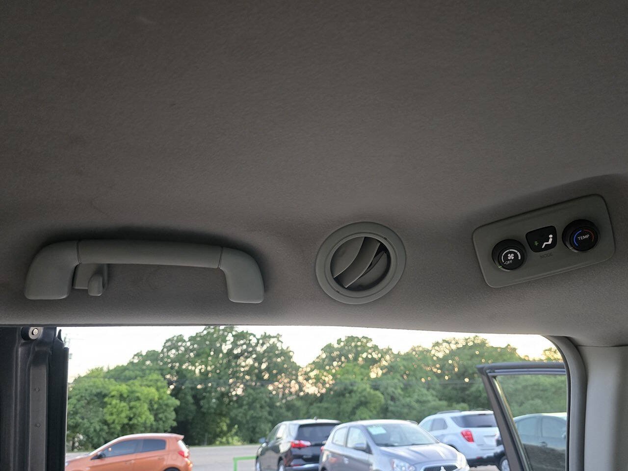 Used 2012 Toyota Sienna LE FWD image 25