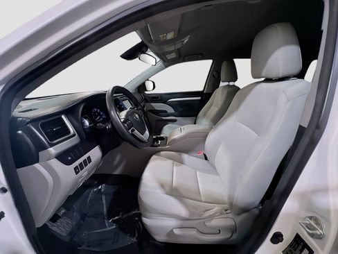 Used 2017 Toyota Highlander LE FWD image 14
