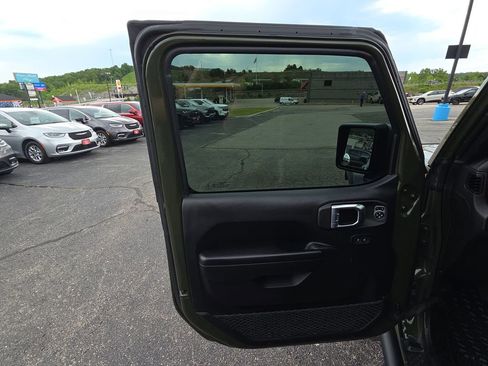 Used 2021 Jeep Wrangler Unlimited Rubicon w/ LED Lighting Group AWD/4WD image 12