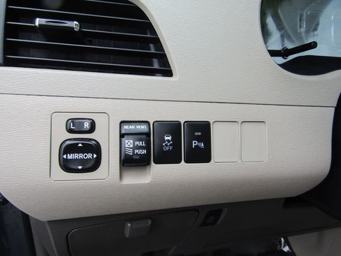 Used 2013 Toyota Sienna XLE FWD image 27
