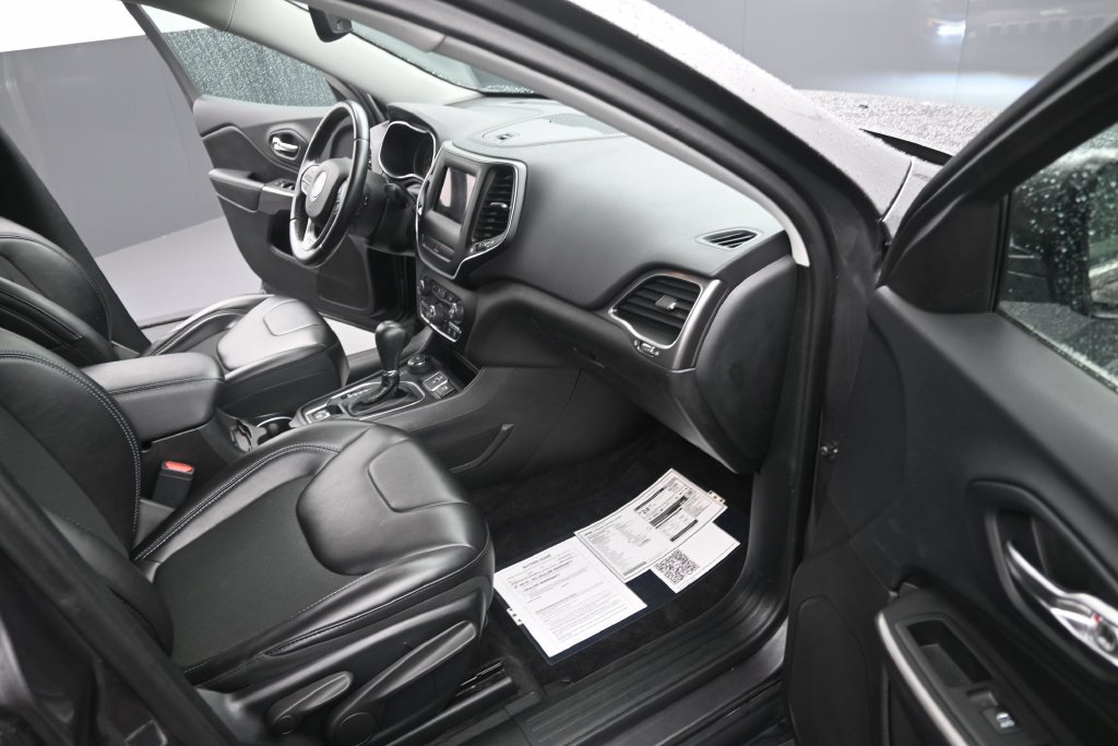 Used 2019 Jeep Cherokee Latitude Plus w/ Comfort/Convenience Group AWD/4WD image 20