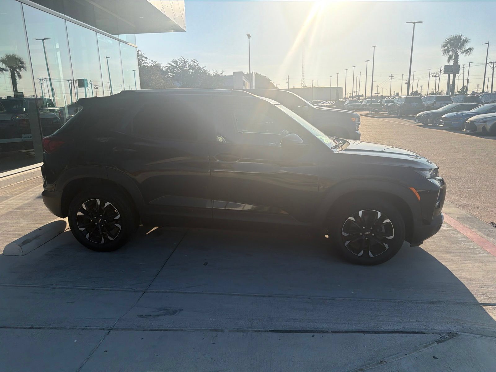 Used 2023 Chevrolet TrailBlazer LT w/ Convenience Package FWD image 3