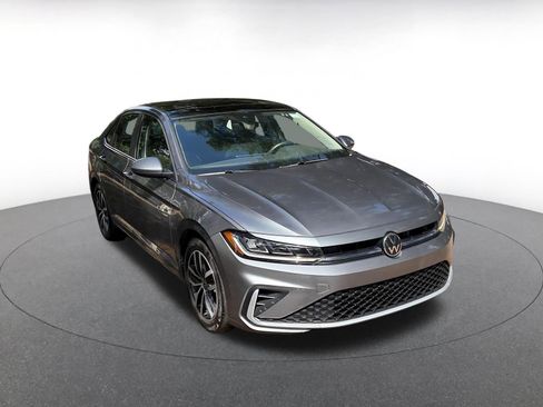 Used 2025 Volkswagen Jetta SE FWD image 1