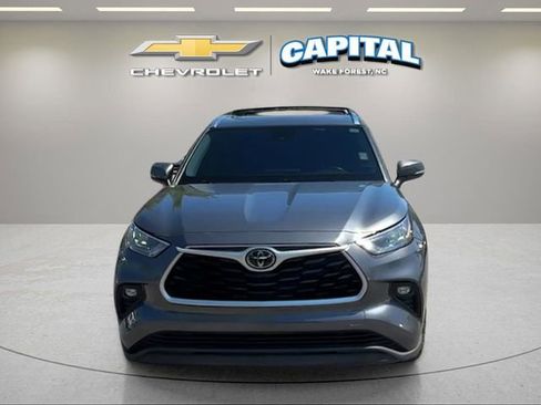 Used 2020 Toyota Highlander XLE AWD/4WD image 8