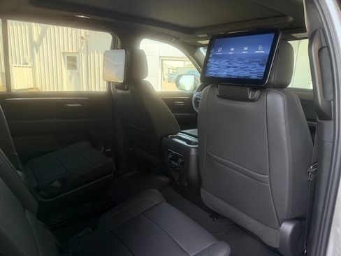 New 2026 Chevrolet Suburban Z71 w/ Z71 Off-Road Package AWD/4WD image 13