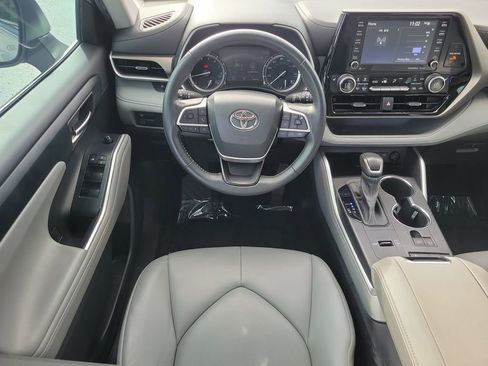 Used 2022 Toyota Highlander XLE image 14