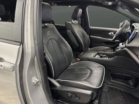Used 2022 Chrysler Pacifica Limited w/ Uconnect Theater Family Group image 33