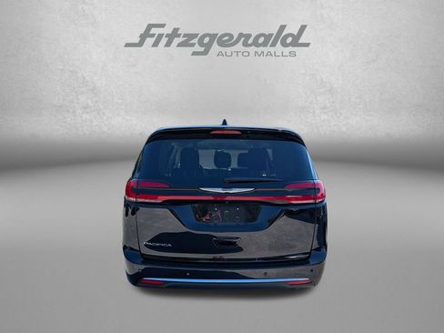 Used 2024 Chrysler Pacifica Touring-L FWD image 6