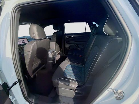 New 2026 Volkswagen Atlas Cross Sport SEL Premium R-Line AWD/4WD image 21