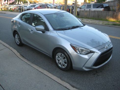 Used 2019 Toyota Yaris L image 3