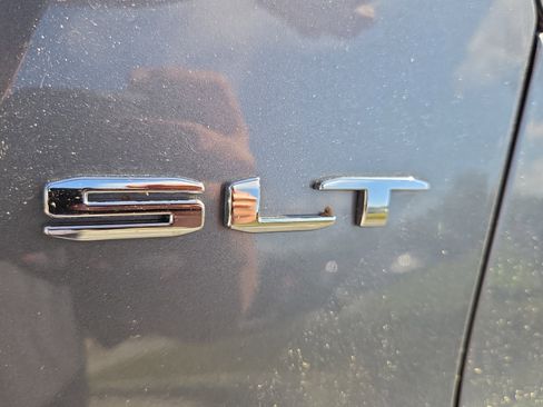 Used 2021 GMC Acadia SLT image 17