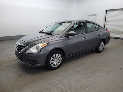Used 2019 Nissan Versa SV image 2