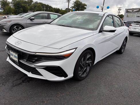 Used 2025 Hyundai Elantra Limited FWD image 3