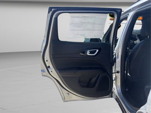 New 2026 Jeep Compass Latitude image 9